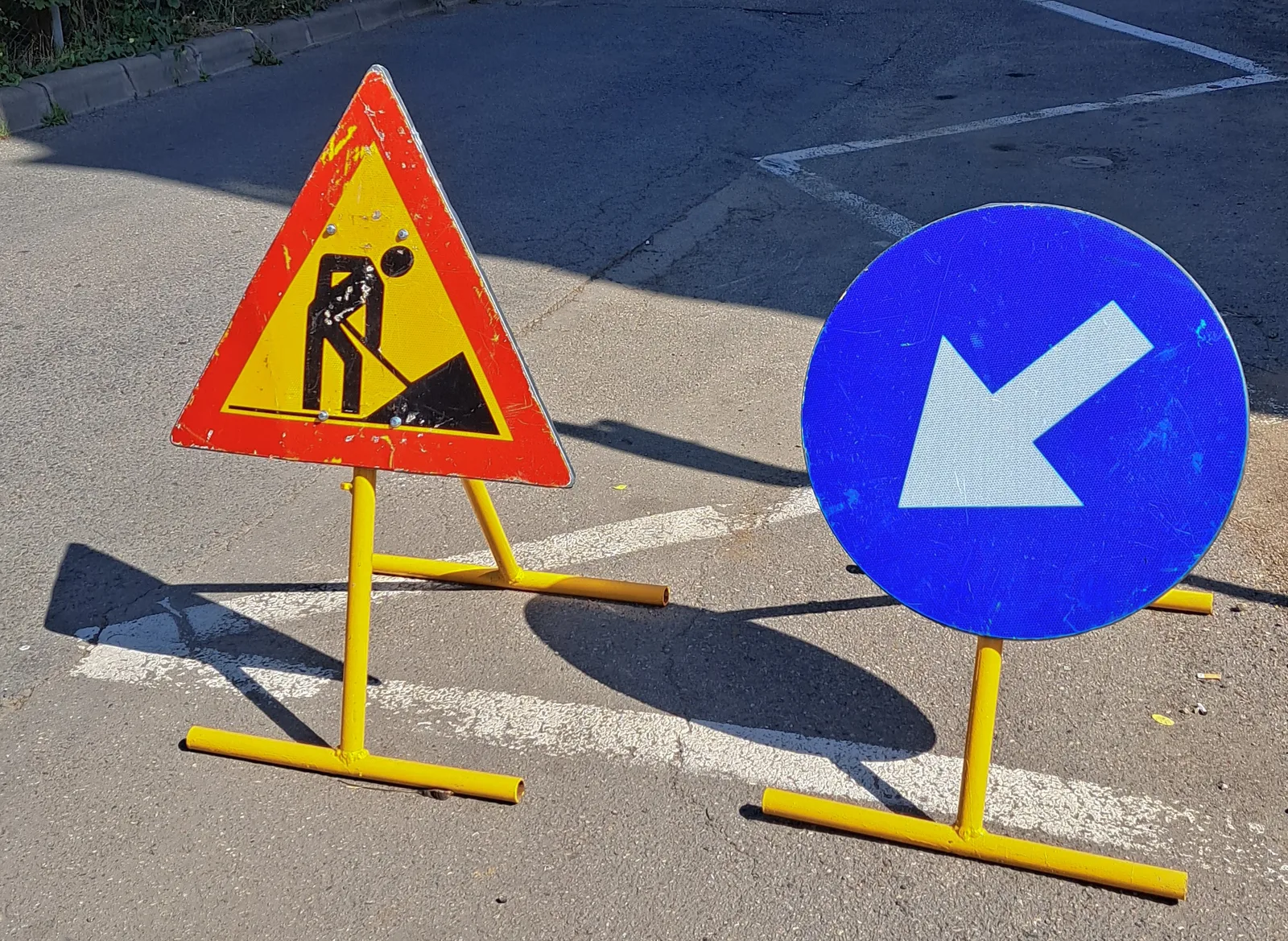 Se execută lucrări de marcaje rutiere în zona Subcetate