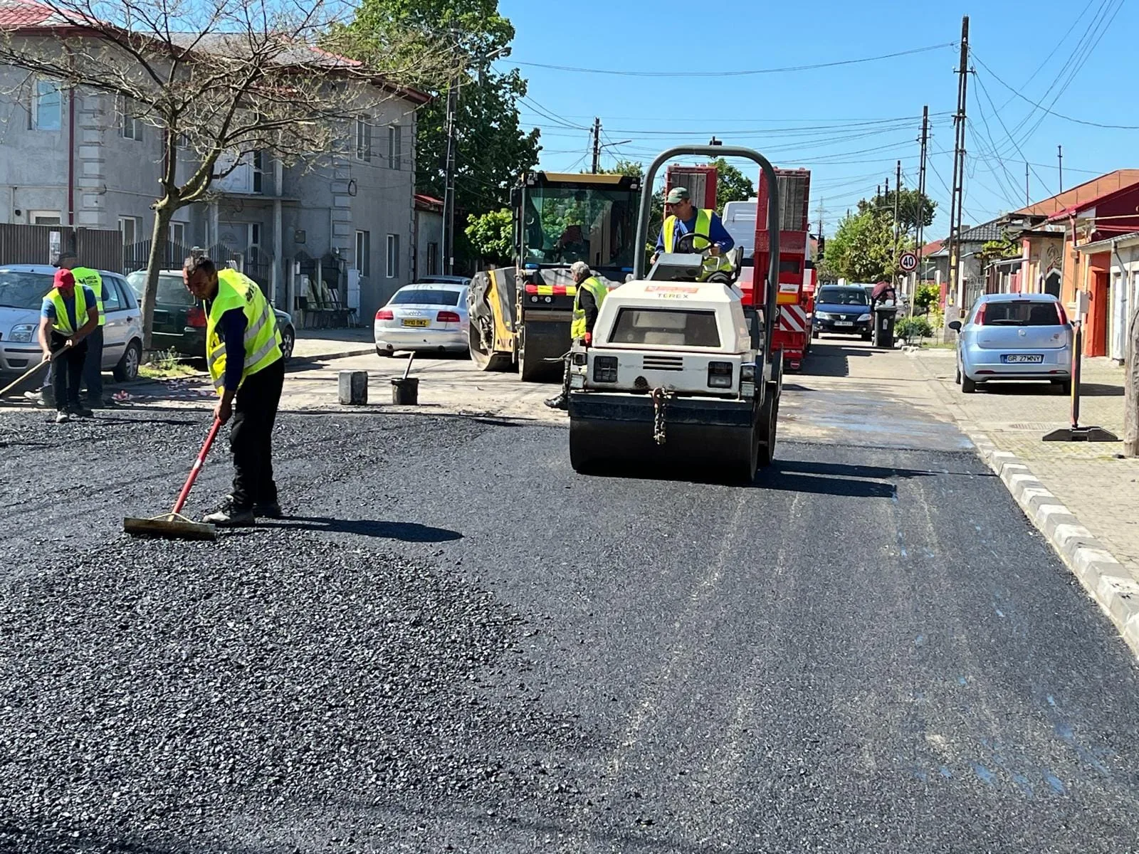 Au început activitățile de așternere a primului strat de mixtură asfaltică